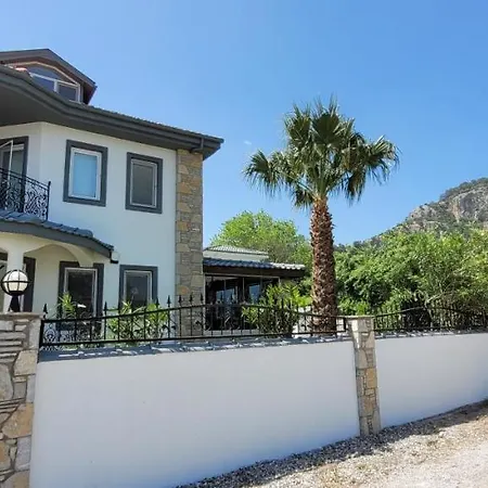 Immaculate 4-Bed Villa With Large Garden And Pool Villa *