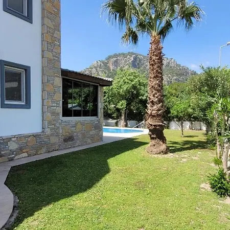 Villa Immaculate 4-Bed Villa With Large Garden And Pool