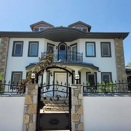 Immaculate 4-Bed Villa With Large Garden And Pool Villa