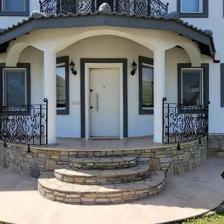 Immaculate 4-Bed Villa With Large Garden And Pool Dalyan