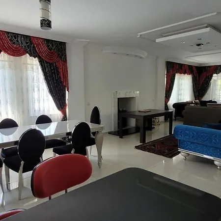 Villa Immaculate 4-Bed Villa With Large Garden And Pool