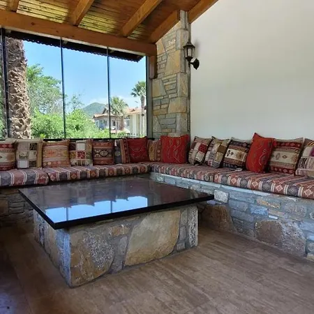 Villa Immaculate 4-Bed Villa With Large Garden And Pool